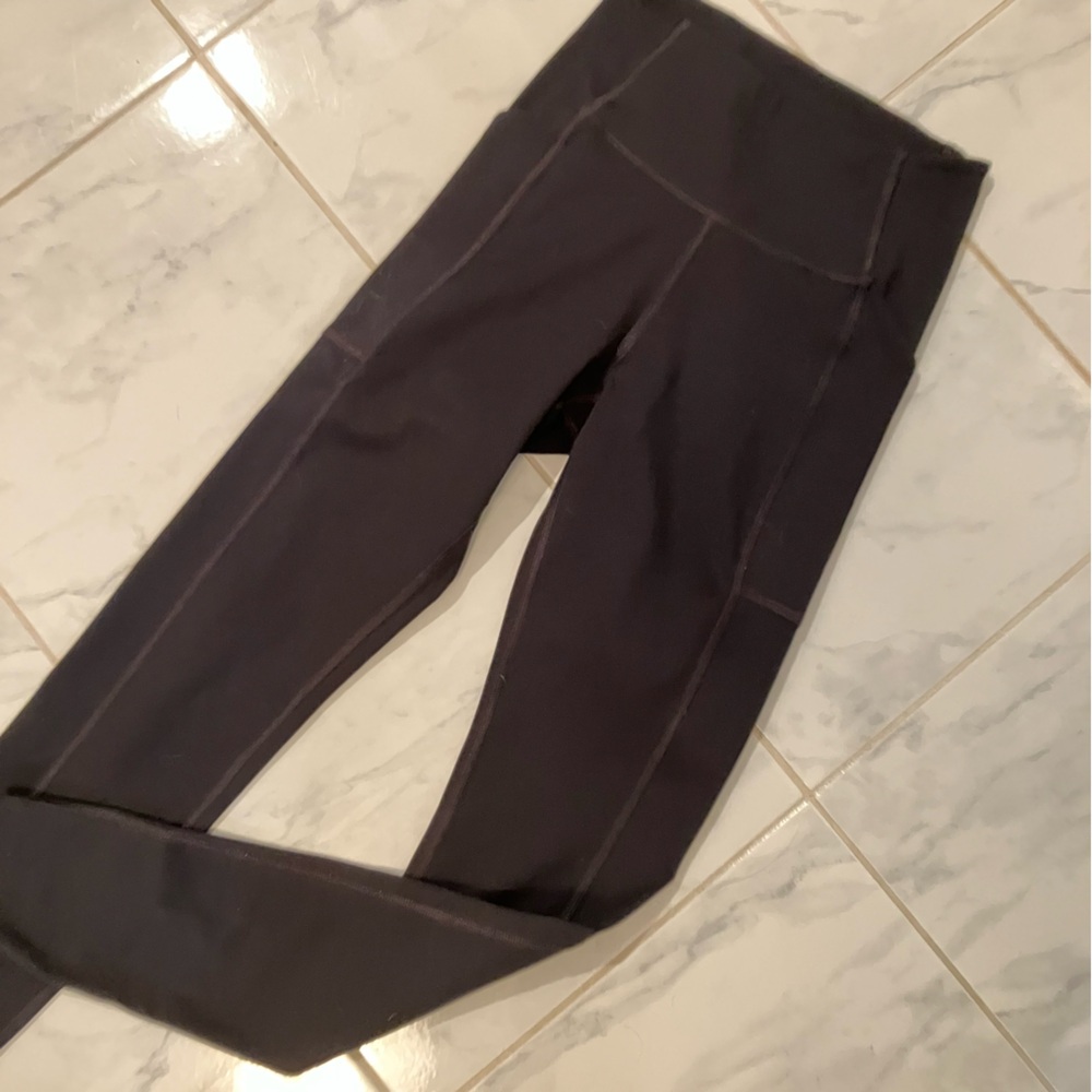 Girlfriend Collective black Leggings with side pockets. EUC